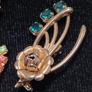 Vintage gold tone rose wishbone emerald Colored rhinestone brooch